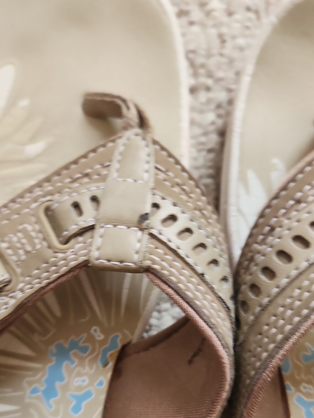 Clarks Women's Beige Floral Comfort Thong Sandals 9 - Picture 4 of 6
